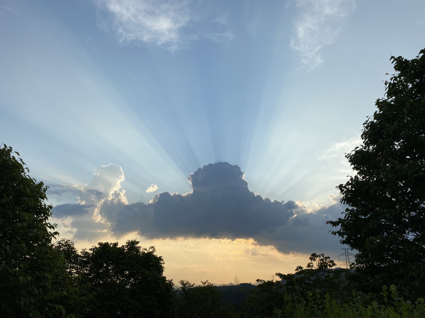 雲の間から差し込む太陽の光すじの名前って知ってる 笑顔の時間ブログ